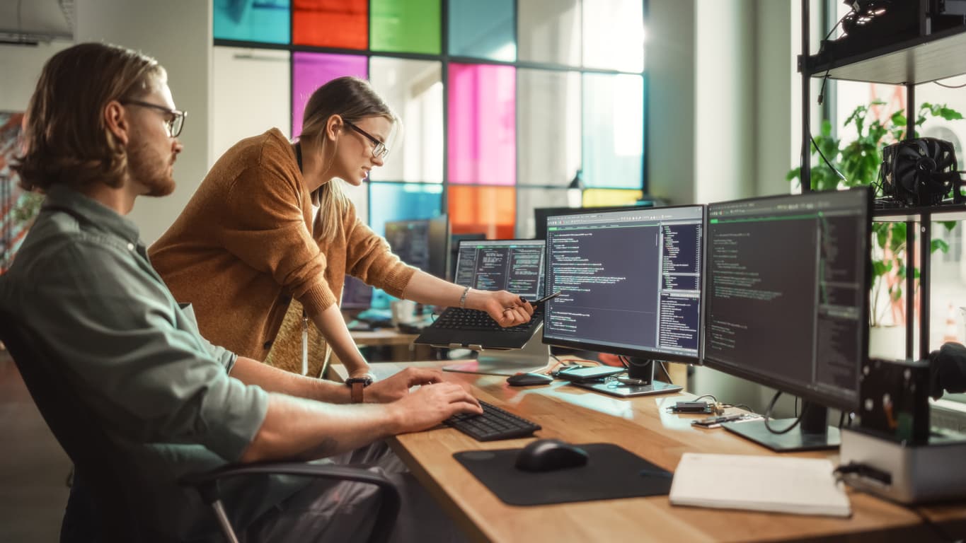 Saerlig gruppe skal holde virksomheder fri for hackere A new ambitious project from the Industrial Foundation aims to educate migrant women, neurodivergent individuals, unemployed academics, and seniors to manage cybersecurity in small businesses.