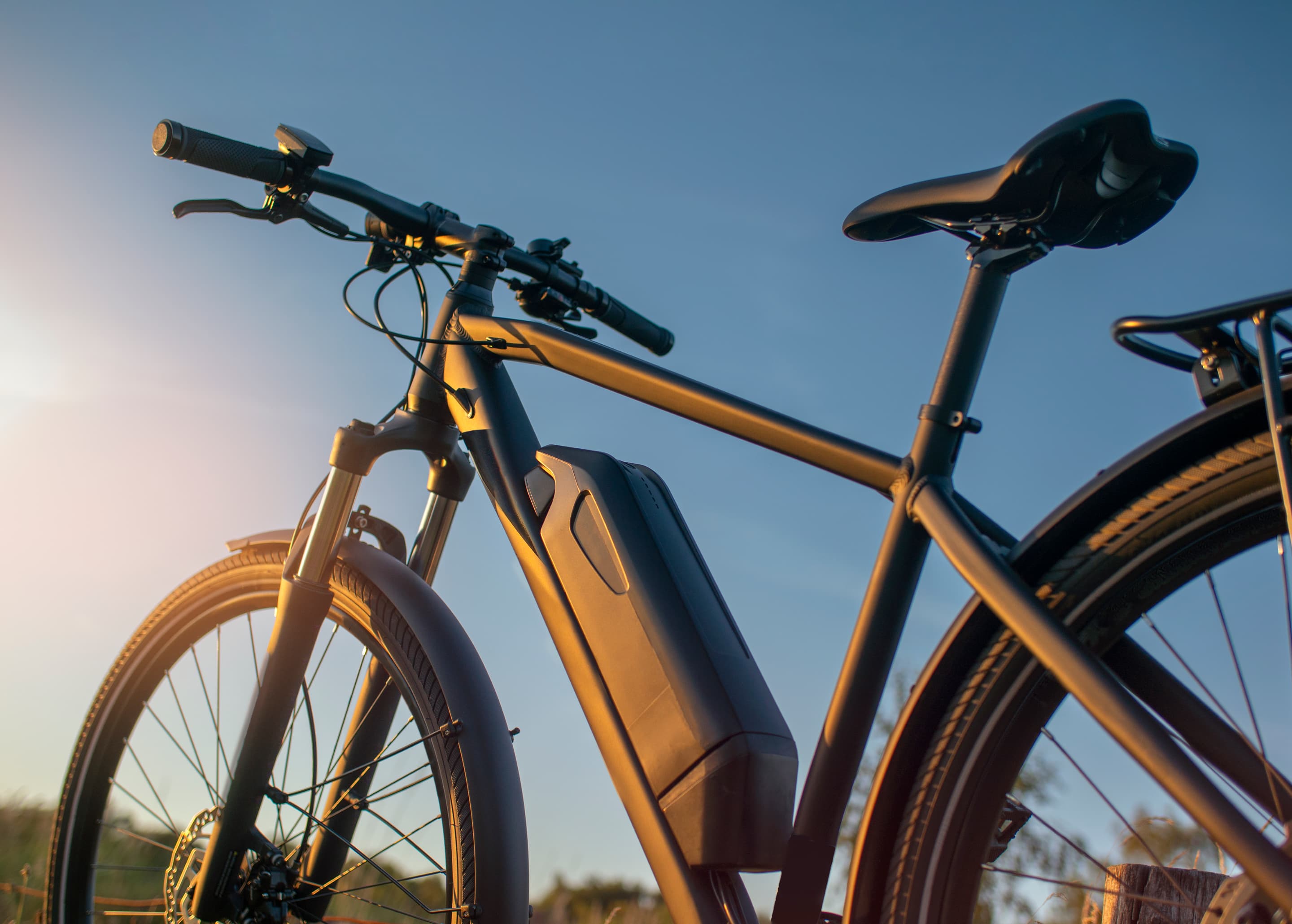 Det skal du vide om forsikring til din Speed Pedelec Cykel der står portrættert idylisk mod solens korona