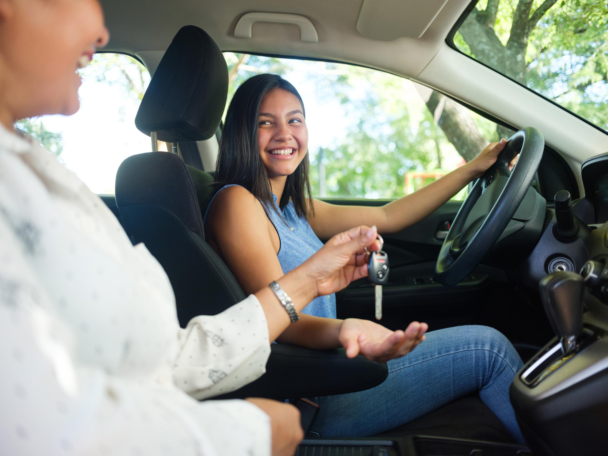 Bilforsikring ung bag rattet: sådan dækker din bilforsikring