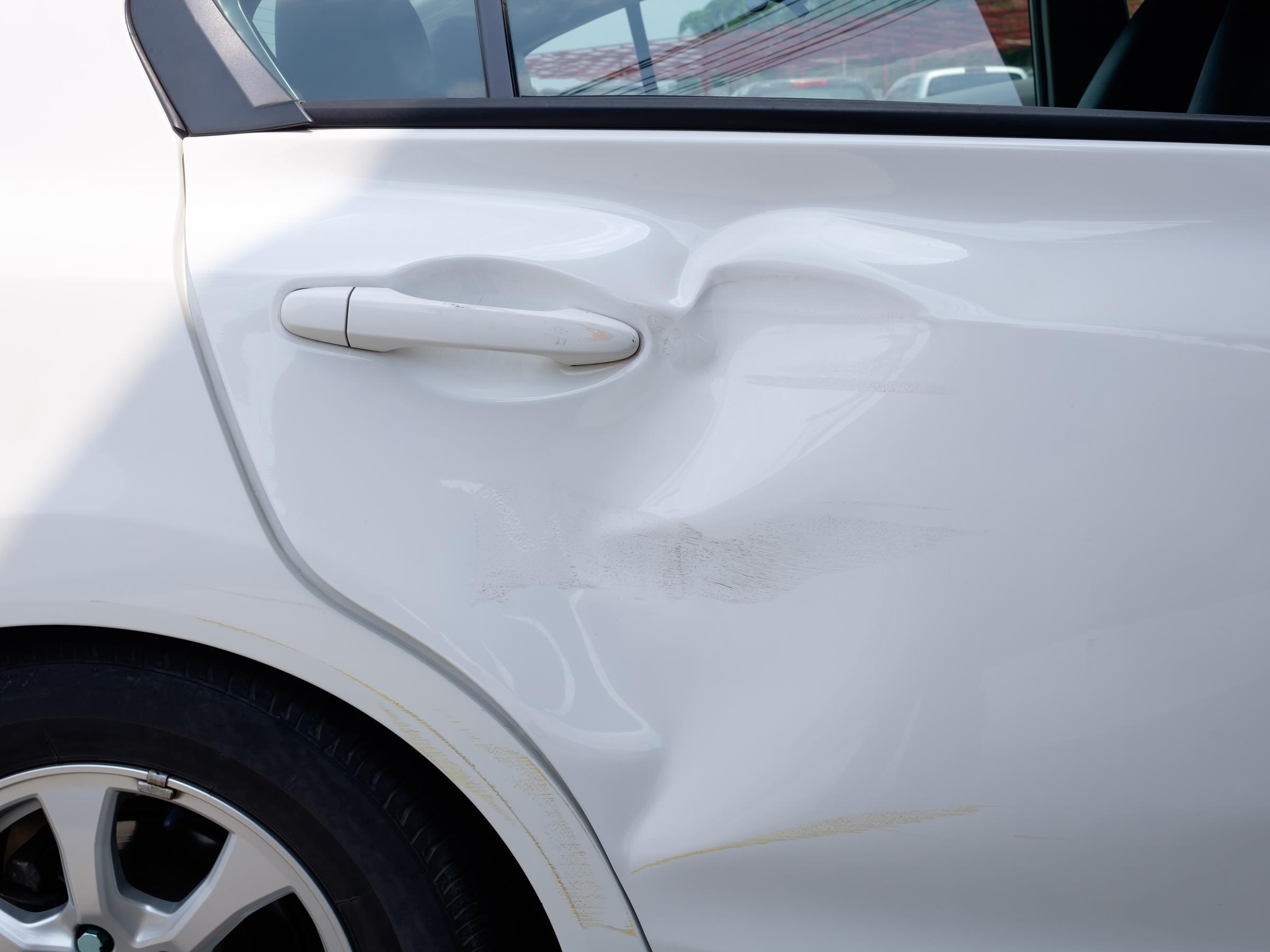 Bilforsikring få dækket skader på bilen