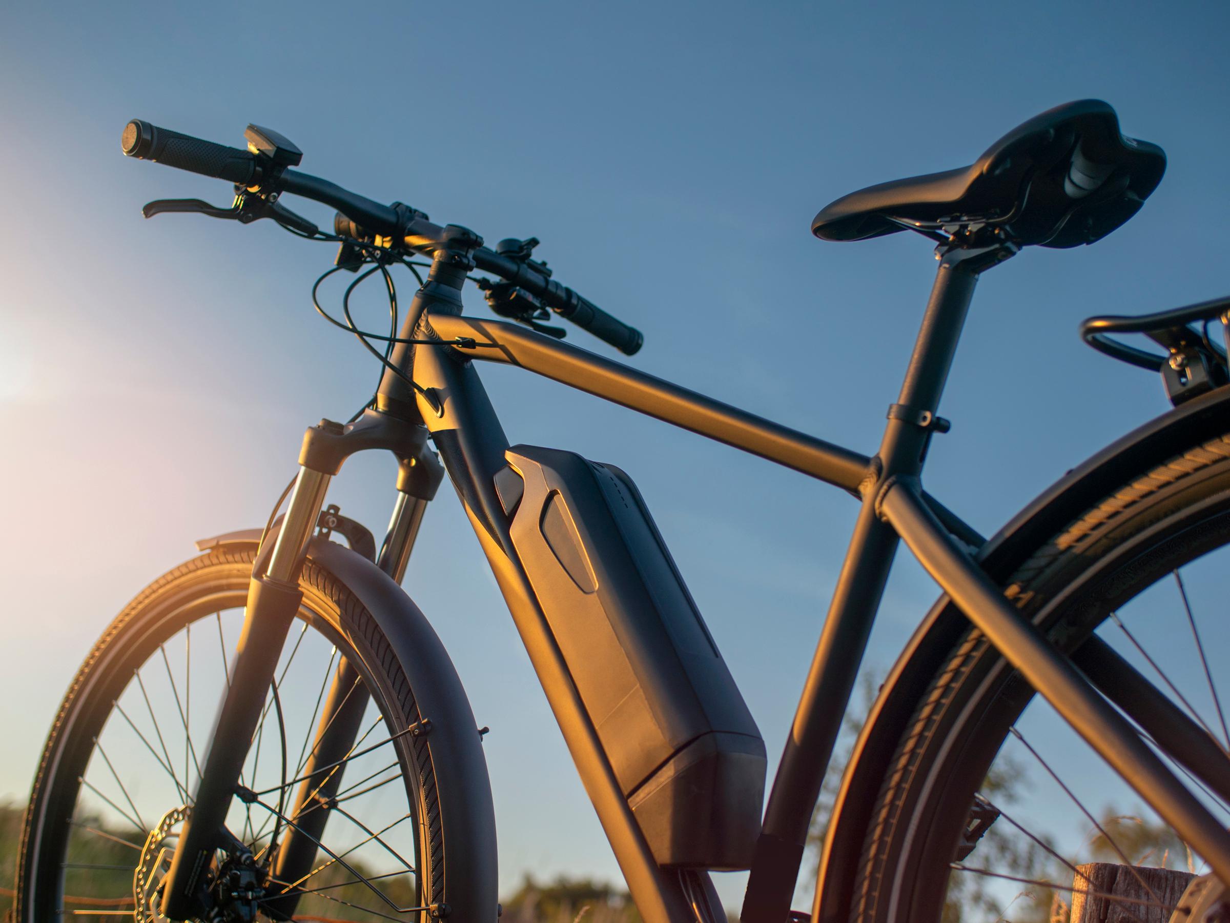 Cykel der står portrættert idylisk mod solens korona